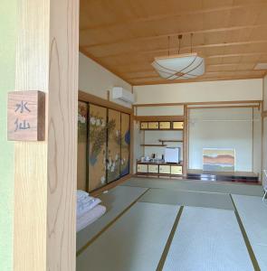 坂井市にあるHot Spring Guest House Mikunien - Vacation STAY 18660vの壁画のある部屋