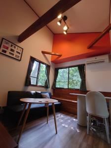 un salon avec une table et un canapé dans l'établissement Atagawa Hutte - Vacation STAY 19932, à Okawa
