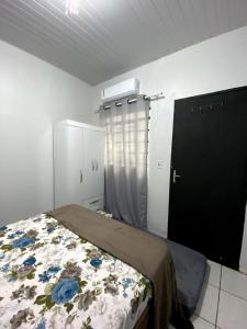 a bedroom with a bed and a closet and a door at Casa para 4 pessoas e garagem in Tangara da Serra