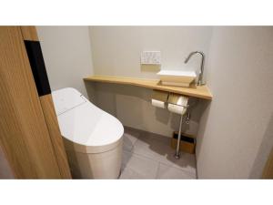 大阪市にあるTHE GALA HOTEL UMEDA - Vacation STAY 24223vのトイレと洗面台のある小さなバスルーム +14枚の写真