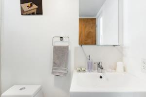 Ένα μπάνιο στο Top Floor Bedroom Suite on a Beautiful Street +22 φωτογραφίες