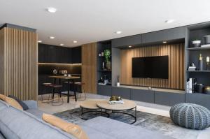 Una sala de estar con un sofá y un televisor en Eventos y Conciertos I Movistar Arena, en Santiago