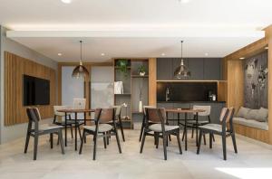 Un comedor con mesas y sillas y una cocina. en Eventos y Conciertos I Movistar Arena, en Santiago