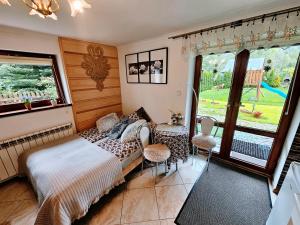 una camera da letto con un letto, un tavolo e delle sedie di Willa Długoszówka a Zakopane