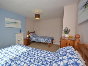 a bedroom with two twin beds and a fireplace at 2 Bed in Wells VESPE in Wells +5 photos