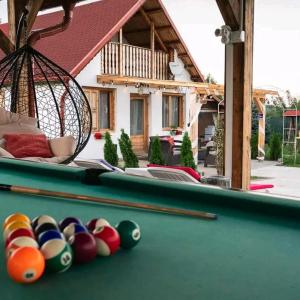 ein Billardtisch mit Kugeln vor einem Haus in der Unterkunft Casa Diana Tocile in Sadu
