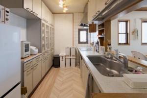 une grande cuisine avec des placards blancs et un grand évier dans l'établissement Ishigaki - House - Vacation STAY 30825v, à Ishigaki