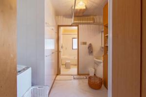 une salle de bain avec toilettes, lavabo et douche dans l'établissement Ishigaki - House - Vacation STAY 30825v, à Ishigaki