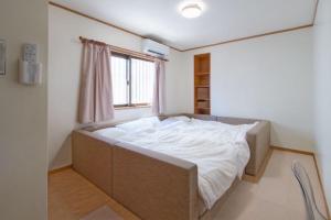 un grand lit dans une chambre avec une fenêtre dans l'établissement Ishigaki - House - Vacation STAY 30825v, à Ishigaki