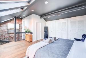 ein Schlafzimmer mit einem Bett und einer Ziegelwand in der Unterkunft King Bed Free Parking Brick Carriage House in Alexandria