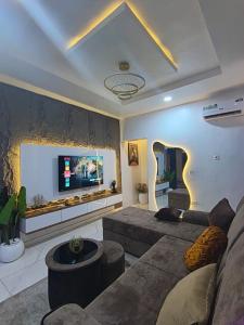TV a/nebo společenská místnost v ubytování Stay Motivated Homes