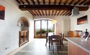 een keuken en eetkamer met een tafel en stoelen bij Casa Burelli in Montalcino