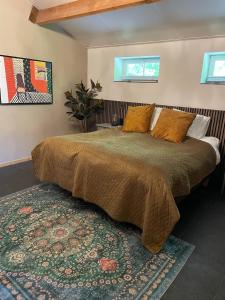 a bedroom with a large bed and a rug at Groepsverblijf Het Bonte Paard in Dwingeloo