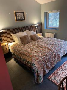 a bedroom with a large bed in a room at Groepsverblijf Het Bonte Paard in Dwingeloo