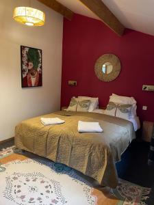 a bedroom with two beds and a mirror at Groepsverblijf Het Bonte Paard in Dwingeloo