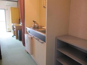 石巻市にあるHotel Frontier - Vacation STAY 32589vの小さなキッチン(コンロ、シンク付)
