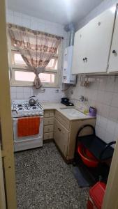 马德普拉塔Dpto céntrico的一间带炉灶和窗户的小厨房