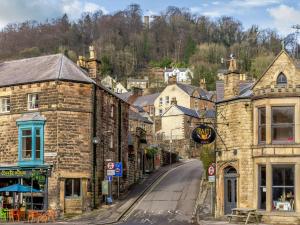 an old fashioned street in an old town at 5 Bed in Matlock Bath 85188 in Matlock Bank