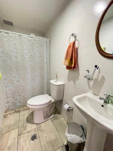 um banheiro com vaso sanitário e pia em Confortable Hospedaje- Ubicación Estratégica Bogotá em Bogotá