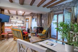 a living room with a table and chairs at Casa rural MAZA especial grupos in Biescas