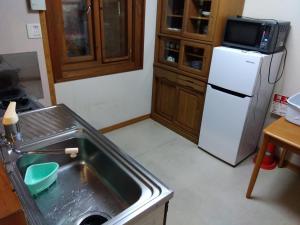 南砺市にあるToga International Campground - Vacation STAY 36256vのシンクと冷蔵庫付きのキッチン