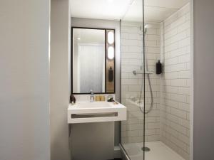une salle de bain avec un lavabo et une douche dans l'établissement ibis Strasbourg Centre Les Halles, à Strasbourg 42 autres photos