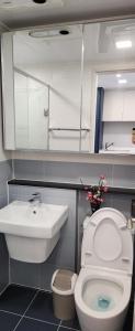 Ένα μπάνιο στο Central Height Apartment com