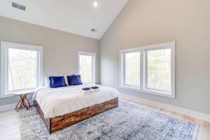 una camera da letto con un letto e due finestre di Family Getaway 1 min to Bryce Resort KING Bed Fire Pit a Basye