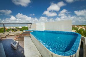 a swimming pool on the roof of a house at Phimai, Tu Lugar Magico En Tulum in Tulum