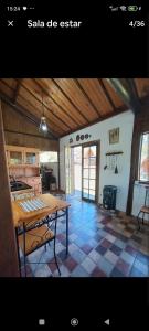 ein Wohnzimmer mit einem Tisch und einem Schachbrettboden in der Unterkunft casa com riacho cristalino,lago,hidro,bela vista in Santo Antônio do Pinhal + 27 Fotos