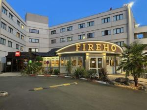 a firehopper restaurant in front of a building at ibis Poitiers Sud in Poitiers