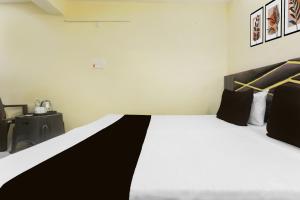 Ένα ή περισσότερα κρεβάτια σε δωμάτιο στο Hotel O Galaxy Inn