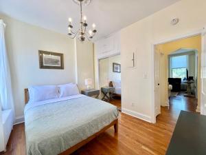 Postel nebo postele na pokoji v ubytování HEART of Old Town Historic 1BR 99 Walk Score