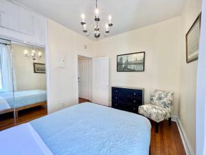 Postel nebo postele na pokoji v ubytování HEART of Old Town Historic 1BR 99 Walk Score