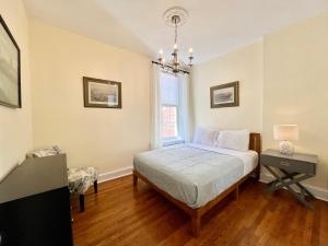 Postel nebo postele na pokoji v ubytování HEART of Old Town Historic 1BR 99 Walk Score