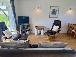 TV a/nebo společenská místnost v ubytování 2 Bed in Aberporth 1ml SW 79160