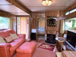Bodiamにある1 Bed in Bodiam 51574のソファと暖炉のあるリビングルーム