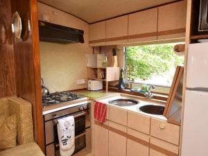 Bodiamにある1 Bed in Bodiam 51574のシンクとコンロのある小さなキッチン +5枚の写真