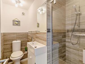 Un baño con inodoro, ducha y lavabo. en 2 Bed in Instow 73433, en Instow 15 fotos más