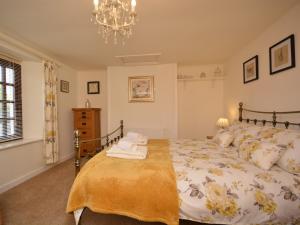 Ένα ή περισσότερα κρεβάτια σε δωμάτιο στο 1 Bed in Broadway 64978