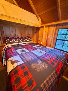 1 dormitorio con 1 cama en una cabaña en Fern Hill Retreat - Glamping Experience & Swimming Pond!, en Wellsville