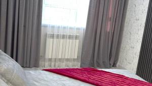 Postel nebo postele na pokoji v ubytování ЖК Prime Park, сердце отдыха рядом с памятником Байдибек би, Зоопарком, Дендропарком, Shymkent Mall и парк музыкальным фонтаном Shymkent City + 41 fotografií