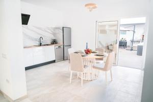 a kitchen and dining room with a table and chairs at Doña Carmen 1 in Las Playitas