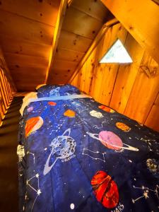 una cama en una habitación con techo de madera en Fern Hill Retreat - Glamping Experience & Swimming Pond!, en Wellsville