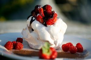 Birds Ferry Lodge Luxury B&B في ويستبورت: حلوى تحتوي على كريمة مخفوقة وتوت على طبق +62 صورة