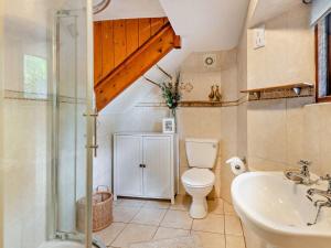 Ένα μπάνιο στο 2 Bed in Hartington 54216 +32 φωτογραφίες