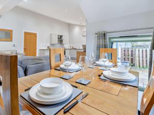 Posezení v ubytování 2 Bed in Croes-y-pant 58961