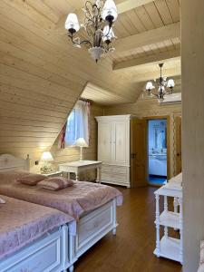 Un dormitorio con una cama grande y dos mesas. en Видовий !!!, en Palyanytsya