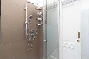 リッチョーネにあるCasa Ravaの浴室のシャワーヘッド付きシャワー