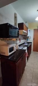 eine Küche mit einer Mikrowelle auf einer Theke in der Unterkunft Humli in Resistencia